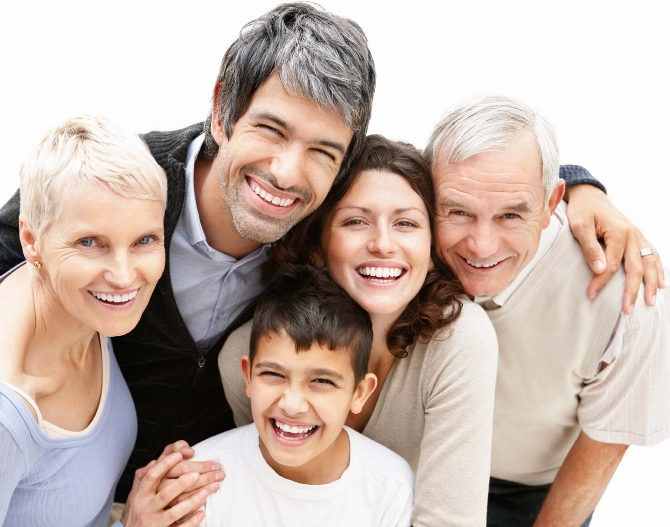 Famille souriante avec une très bonne assurance santé à Nimes